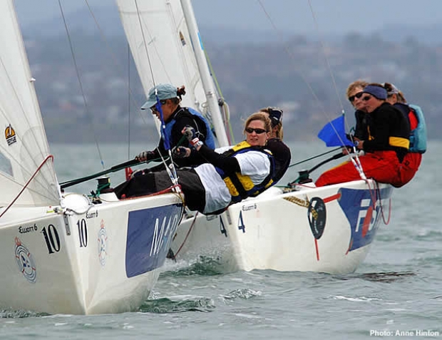 Sara Winther (left) leads Jan Dawson during the semi-finals.